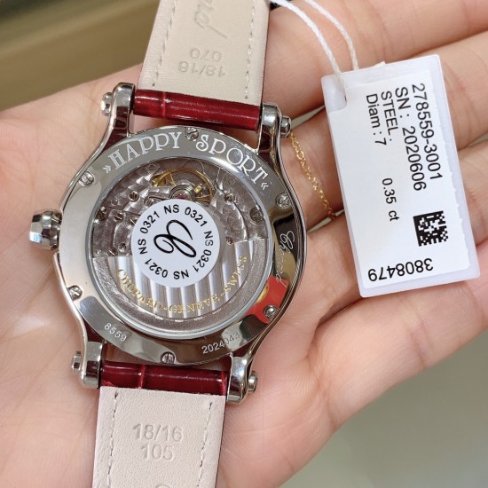 实拍 最新配色 特别款 最强副本萧邦CHOPARD快乐钻系列（原版开模）「中号36mm 」历时一年多研发终于面世，在蓝气球已经是女士标配的时代 萧邦快乐钻系列女表脱颖而出，成为时尚界追捧的一股潮流！此款不但能凸显出钻石的高贵而且更是「女神」最渴望拥有腕表之一 轻松出席各种场合不会出现「同款尴尬」【表带】标配美洲鳄鱼皮 【机芯】采用TOP级海鸥2892机芯，每颗机芯都经制表师的精调细选，确保带来稳定可靠的精准走时。绝世精品！图为36尺寸