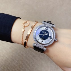 ★实拍 萧邦 CHOPARD IMPERIALE 系列腕表。独特风格带您走进一个新阶段并且成功塑造了崇尚自我表达和与众不同的生活化概念，316精钢材质，此表款全手工镶嵌施华洛世奇水晶钻，成为了美式奢侈生活风格的代表！进口石英机芯以及精细做工，佩戴贴手舒适，设计风格简约明朗。充满奢华璀璨的气息，光彩夺人、让你瞬间提升华丽的气质 ！