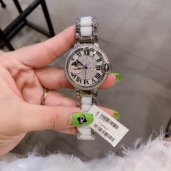 卡地亚 CARTIER 蓝气球满钻系列腕表。316L精钢材质，伦敦时尚风格、日月星辰大框显示，星空运转、时间流淌 特殊工艺切割方钻镶嵌圈口、个性完美，搭载进口石英机芯、走时精准，进口高亮漆牛皮带配原装折叠扣。完美演绎。尺寸36mm*8mm。