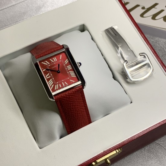 实拍最新版配色中国红 卡地亚超薄坦克Cartier Tank Solo系列,一款百搭 性价比又高的手表 采用瑞士石英机芯,圆珠形表冠,镶嵌一颗凸圆形合成尖晶石,镀银珠光表盘,罗马数字时标,剑形蓝钢指针,蓝宝石水晶镜面,可搭配进口鳄鱼纹牛皮表带,另有多种颜色荔枝纹原版皮为你打造个性化腕间配饰,直径:小号2431mm,中号2734mm。佩戴舒适柔软服帖,上手显得高贵又典雅,很气质很女人独家货源。「认准细节,欢迎质量对比」 实拍最新版配色中国红 卡地亚超薄坦克Cartier Tank Solo系列,一款百搭 性价比又高的手表 采用瑞士石英机芯,圆珠形表冠,镶嵌一颗凸圆形合成尖晶石,镀银珠光表盘,罗马数字时标,剑形蓝钢指针,蓝宝石水晶镜面,可搭配进口鳄鱼纹牛皮表带,另有多种颜色荔枝纹原版皮为你打造个性化腕间配饰,直径:小号2431mm,中号2734mm。佩戴舒适柔软服帖,上手显得高贵又典雅,很气质很女人独家货源。「认准细节,欢迎质量对比」