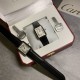 实拍【精品升级版】卡地亚超薄坦克Cartier Tank Solo系列,一款百搭 性价比又高的手表 采用瑞士石英机芯,圆珠形表冠,镶嵌一颗凸圆形合成尖晶石,镀银珠光表盘,罗马数字时标,剑形蓝钢指针,蓝宝石水晶镜面,可搭配进口鳄鱼纹牛皮表带,另有多种颜色荔枝纹原版皮为你打造个性化腕间配饰,直径:小号2431mm,中号2734mm。佩戴舒适柔软服帖,上手显得高贵又典雅,很气质很女人独家货源。「认准细节,欢迎质量对比」 实拍【精品升级版】卡地亚超薄坦克Cartier Tank Solo系列,一款百搭 性价比又高的手表 采用瑞士石英机芯,圆珠形表冠,镶嵌一颗凸圆形合成尖晶石,镀银珠光表盘,罗马数字时标,剑形蓝钢指针,蓝宝石水晶镜面,可搭配进口鳄鱼纹牛皮表带,另有多种颜色荔枝纹原版皮为你打造个性化腕间配饰,直径:小号2431mm,中号2734mm。佩戴舒适柔软服帖,上手显得高贵又典雅,很气质很女人独家货源。「认准细节,欢迎质量对比」