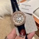实拍 积家-Jaeger-LeCoultre DAZZLING RENDEZ- VOUS MOON约会系列月相珠宝腕表月之女神,是浪漫与柔美的象征,她掌管着大自然中的潮起潮落和季节更替,是艺术家与诗人们的灵感源泉,在温润莹亮的白色珍珠母贝映衬下,晶莹璀璨的钻石散发出夜空般的静谧之美,表圈镶嵌108颗钻石,组成两个环绕表壳的同心圆。由36颗以爪镶工艺镶嵌的钻石组成的外圈,为光芒闪耀的表圈营造出轻盈美妙的质感,尺寸36mm的精钢表壳搭配进口瑞士石英,采用蓝宝石水晶玻璃。 实拍 积家-Jaeger-LeCoultre DAZZLING RENDEZ- VOUS MOON约会系列月相珠宝腕表月之女神,是浪漫与柔美的象征,她掌管着大自然中的潮起潮落和季节更替,是艺术家与诗人们的灵感源泉,在温润莹亮的白色珍珠母贝映衬下,晶莹璀璨的钻石散发出夜空般的静谧之美,表圈镶嵌108颗钻石,组成两个环绕表壳的同心圆。由36颗以爪镶工艺镶嵌的钻石组成的外圈,为光芒闪耀的表圈营造出轻盈美妙的质感,尺寸36mm的精钢表壳搭配进口瑞士石英,采用蓝宝石水晶玻璃。