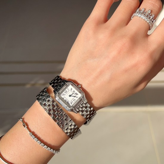 Panthre de Cartier / double chain Width 22mm.Length 30mm. Chain length 44cm卡地亚猎豹系列腕表/双圈表链宽度22mm 长度30mm 链条长度44cm瑞士进口石英机芯,316L精钢表壳表链。蓝晶石表冠,蓝宝石镜面,淬火钢蓝指针,双圈环绕链条,便捷珠宝扣。 Panthre de Cartier / double chain Width 22mm.Length 30mm. Chain length 44cm卡地亚猎豹系列腕表/双圈表链宽度22mm 长度30mm 链条长度44cm瑞士进口石英机芯,316L精钢表壳表链。蓝晶石表冠,蓝宝石镜面,淬火钢蓝指针,双圈环绕链条,便捷珠宝扣。