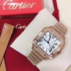 实拍【BV出品】santos de Cartier腕表 山度士女装表款 表壳 表圈镶嵌206颗明亮式切割圆钻 七角形表冠 镶嵌一颗多切面蓝宝石 阳光射线纹饰效果表盘，剑型蓝钢指针 蓝宝石水晶镜面 配备“SmartLink”表链调节装置 第二条可配鳄鱼皮或牛皮表带 搭配双重折叠表扣 表带均配备“QuickSwitch”表带快速替换装置 表壳宽度：35.1毫米 表壳厚度：8.83毫米 防水深度10巴（约100米）
