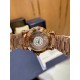《YF出品》萧邦Happy Diamonds系列在女士腕表当中非常具有标志性,这款腕表拥有36和30毫米的腕表直径,对于大部分女士来说这个尺寸刚刚好。极具标志性的表壳设计搭配银色表盘,盘面上转动的钻石是萧邦Happy Diamonds最大的亮点设计所在。腕表搭载了自动上链机芯,能够为腕表提供42个小时的动力储存。。。YF臻品(2021新鲜上市):萧邦HAPPY DIAMONDS系列274893-5003腕表(精钢-玫瑰金-白色贝壳表盘,7颗彩色活动钻石,2892-2全自动机械,36毫米) 《YF出品》萧邦Happy Diamonds系列在女士腕表当中非常具有标志性,这款腕表拥有36和30毫米的腕表直径,对于大部分女士来说这个尺寸刚刚好。极具标志性的表壳设计搭配银色表盘,盘面上转动的钻石是萧邦Happy Diamonds最大的亮点设计所在。腕表搭载了自动上链机芯,能够为腕表提供42个小时的动力储存。。。YF臻品(2021新鲜上市):萧邦HAPPY DIAMONDS系列274893-5003腕表(精钢-玫瑰金-白色贝壳表盘,7颗彩色活动钻石,2892-2全自动机械,36毫米)