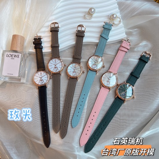 ✨✨IWC万国柏涛菲诺女表 ——昼夜与星辰✨✨,一昼一夜一更替!♥️♥️♥️日月为你转动,把星辰赠予你❤️❤️❤️昼夜显示腕表具有的象征意义,代表着时间的流逝和自然的更迭,日月星辰随时间变化,如太阳随着一天的日出逐渐升起,月亮和星星轮流出现在表盘中,展现腕表的精致和优雅所带有的浪漫色彩,让我们感受到时间的魅力和自然的力量!腕表精致简约,风格百搭,34mm的尺寸更显利落别致,精致美观,也更适合女神的纤细手腕佩戴!内部搭载石英瑞士机芯,蓝宝石玻璃,表带搭配快拆系统! ✨✨IWC万国柏涛菲诺女表 ——昼夜与星辰✨✨,一昼一夜一更替!♥️♥️♥️日月为你转动,把星辰赠予你❤️❤️❤️昼夜显示腕表具有的象征意义,代表着时间的流逝和自然的更迭,日月星辰随时间变化,如太阳随着一天的日出逐渐升起,月亮和星星轮流出现在表盘中,展现腕表的精致和优雅所带有的浪漫色彩,让我们感受到时间的魅力和自然的力量!腕表精致简约,风格百搭,34mm的尺寸更显利落别致,精致美观,也更适合女神的纤细手腕佩戴!内部搭载石英瑞士机芯,蓝宝石玻璃,表带搭配快拆系统!