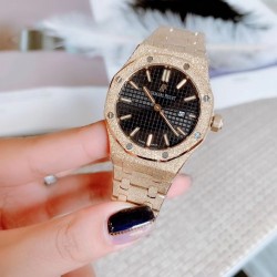 AP爱彼 皇家橡树系列霜金腕表，独特之处就在于这个“霜金”。很多人第一眼都会认为这是镶碎钻产生的效果，其实不然，这是一种古老的捶金工艺，也称佛罗伦萨工艺，就是采用顶端带有金刚石的工具击打黄金敖，使其表面产生极其细微的凹口，从而呈现出犹如钻石般的璀璨效果。尺寸:41mm