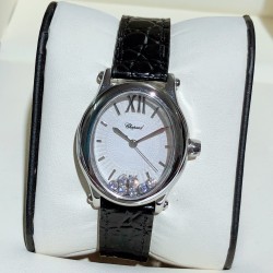 实拍 萧邦-ChopardHappy Sport Oval 石英版本腕表精钢表壳制表工艺与优雅美学风格巧妙结合，以此来展示女性魅力和技术性能。玫瑰金真空电镀材质，既优雅又时尚，以圆润柔美的曲线演绎隽永女性魅力。萧邦对象征永恒的椭圆形展现新颖诠释，打造出一款献给女性的臻礼，许下一个象征快乐的诚挚诺言。Happy Spor欢快嬉戏、自由旋转的水钻珠子在两片蓝宝石水晶之间愉悦轻舞。表壳 约30mm珍珠贝壳彩色表盘搭配光泽亮皮纹表带针扣穿戴C表扣。