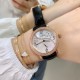 实拍 AW厂 Blancpain-宝珀女装系列复杂功能腕表共镶有152颗美钻。其中的108颗钻石镶嵌于36.8毫米的红金表壳之上。钻石紧密交织为两圈,错落有致,与品牌的标志性双层表圈设计相互呼应。表冠上亦镶有精致美钻,尽现腕表的华美雅致。 实拍 AW厂 Blancpain-宝珀女装系列复杂功能腕表共镶有152颗美钻。其中的108颗钻石镶嵌于36.8毫米的红金表壳之上。钻石紧密交织为两圈,错落有致,与品牌的标志性双层表圈设计相互呼应。表冠上亦镶有精致美钻,尽现腕表的华美雅致。