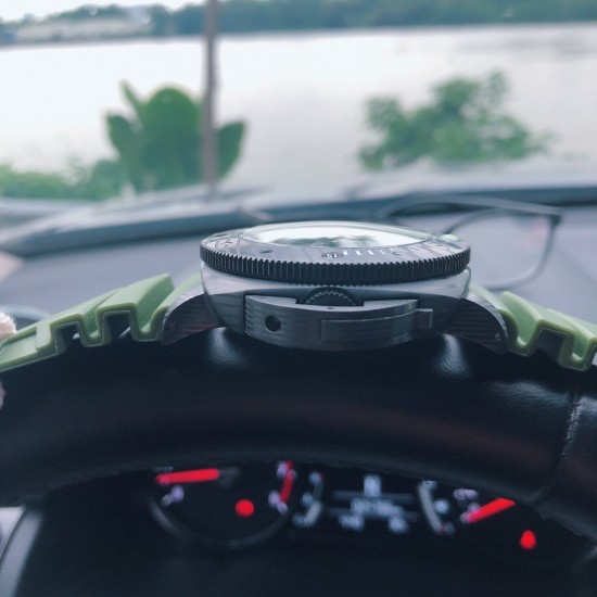 沛纳海 PANERAI 潜行系列型号PAM00961 震撼登场 引领潮流，精工细琢，雕花工艺全新升级，整表采用316精钢雕刻，纹路圆润清晰，极具历史感与复古色彩！机芯调测及打磨无人能及，全自动机械机芯 碳纤维字面更是给人以惊艳之感 非传奇不塑！三杰精致推荐男士机械腕表 SJ为你精心打造超真实实物图拍摄 让你超真实实物图体验