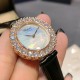 实拍 萧邦新款不断 重点推荐 重磅来袭 LHEUR DU DIAMANT珠宝镶系列，全套精钢镂空打造，光滑精致无暇，采用最新手法三爪镶石工艺，与原装正品一致，尺寸及细节完美至无可挑剔，整表美轮美奂由你任意搭配出行或各种宴会派对，该款专用进口石英机芯，走时稳定性众所周知！表扣饱满不显臃肿，蓝宝石水晶镜面，钻石及整个表扣呈现的弧度与镂空的鸟巢壳身完美绝配，搭配之对应效果令你无可挑剔，表带制作精良，狠下本钱采用进口高光牛皮 一点也不逊于市场的一般鳄鱼皮，尺寸：30mm厚10mm
