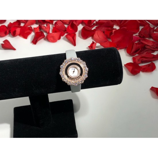 实拍 萧邦Happy Diamonds系列特别款 枫叶美丽并寓意着坚毅精神!即代表永恒爱情送给恋人,也代表对美好的回忆,可送给一路陪伴的朋友,还代表一种岁月的轮回。1比1超前做工同步首发!表面配置三块蓝宝石防刮玻璃,瑞士朗达机芯,尺寸:外径34mm内径14mm。表带14✖️12。 实拍 萧邦Happy Diamonds系列特别款 枫叶美丽并寓意着坚毅精神!即代表永恒爱情送给恋人,也代表对美好的回忆,可送给一路陪伴的朋友,还代表一种岁月的轮回。1比1超前做工同步首发!表面配置三块蓝宝石防刮玻璃,瑞士朗达机芯,尺寸:外径34mm内径14mm。表带14✖️12。
