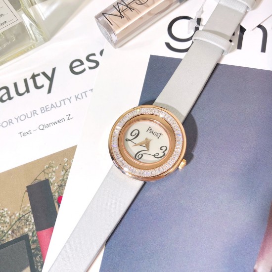 新方钻 伯爵-PIAGET,POSESSION时来运转系列,女士皮带腕表,镶饰方钻石,旋转圈口。这款高级女士腕表以Posession系列的标志性旋转圆环为灵感,搭配璀璨钻石彰显标志性风格,进口瑞士机芯,蓝宝石水晶玻璃,采用原装针式表扣佩戴方便!尺寸:29mm实物拍摄品质如一! 新方钻 伯爵-PIAGET,POSESSION时来运转系列,女士皮带腕表,镶饰方钻石,旋转圈口。这款高级女士腕表以Posession系列的标志性旋转圆环为灵感,搭配璀璨钻石彰显标志性风格,进口瑞士机芯,蓝宝石水晶玻璃,采用原装针式表扣佩戴方便!尺寸:29mm实物拍摄品质如一!