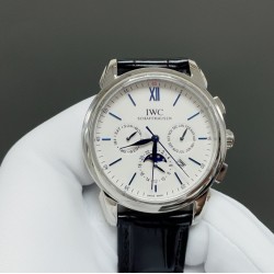 IWC万国最新力作最高版本万国波涛菲诺多功能高级自动腕表！9100多功能进口机械机芯！整表壳CNC精磨工艺，与原装工艺效果如出一辙，整体字面质感更佳！在订制机芯的加持下，尺寸41*10mm，优雅的贵族气息结合无与伦比的视觉享受，神秘雅致，精湛非凡，采用顶级意大利小皮材质表带，质地柔软细腻，手工缝制的丝线，纹路清晰，均匀规整，大方富有档次。⚠️请认准独家品质