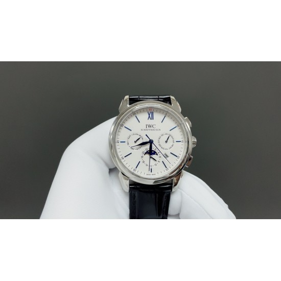 IWC万国最新力作最高版本万国波涛菲诺多功能高级自动腕表!9100多功能进口机械机芯!整表壳CNC精磨工艺,与原装工艺效果如出一辙,整体字面质感更佳!在订制机芯的加持下,尺寸41*10mm,优雅的贵族气息结合无与伦比的视觉享受,神秘雅致,精湛非凡,采用顶级意大利小皮材质表带,质地柔软细腻,手工缝制的丝线,纹路清晰,均匀规整,大方富有档次。⚠️请认准独家品质 IWC万国最新力作最高版本万国波涛菲诺多功能高级自动腕表!9100多功能进口机械机芯!整表壳CNC精磨工艺,与原装工艺效果如出一辙,整体字面质感更佳!在订制机芯的加持下,尺寸41*10mm,优雅的贵族气息结合无与伦比的视觉享受,神秘雅致,精湛非凡,采用顶级意大利小皮材质表带,质地柔软细腻,手工缝制的丝线,纹路清晰,均匀规整,大方富有档次。⚠️请认准独家品质