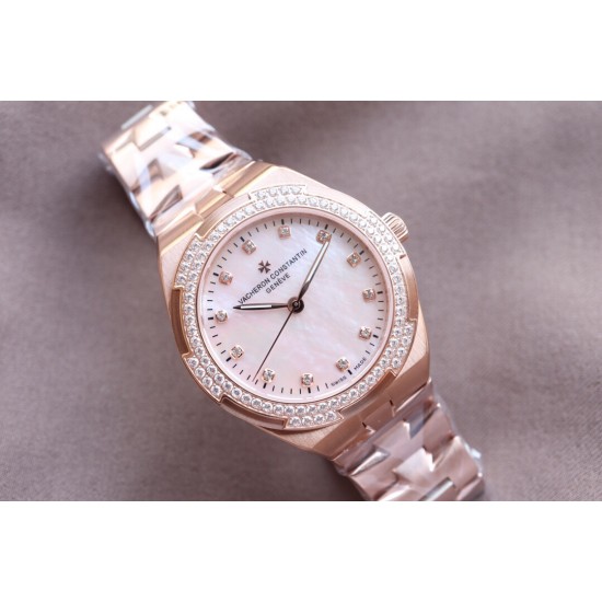 实拍【Vacheron Constantin江诗丹顿】纵横四海系列OVERSEAS女款小号型钢带款——一款极具魅力和旅行精神的女性腕表【表壳】直径36mm适合大部分女性佩戴,84颗圆形切割施华洛水更是钻璀璨夺目 【表盘】简约的大三针设计 旭日纹缎面拉丝的工艺处理 深邃优雅 时标均带白色夜光涂层 【机芯】CITIZEN8系列改Cal.5300机芯(机芯稳定零返修 ) 原装18k纳米镀金质摆陀 实拍【Vacheron Constantin江诗丹顿】纵横四海系列OVERSEAS女款小号型钢带款——一款极具魅力和旅行精神的女性腕表【表壳】直径36mm适合大部分女性佩戴,84颗圆形切割施华洛水更是钻璀璨夺目 【表盘】简约的大三针设计 旭日纹缎面拉丝的工艺处理 深邃优雅 时标均带白色夜光涂层 【机芯】CITIZEN8系列改Cal.5300机芯(机芯稳定零返修 ) 原装18k纳米镀金质摆陀