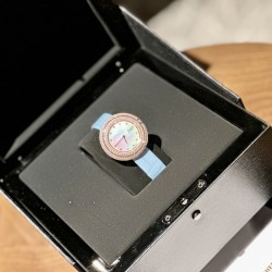伯爵“时来运转”顶级奢侈品入门款第一眼看到它的时候我一眼就中，首先是外观设计足够百搭，旋转式表圈可自由转动，外层一圈可来回转动 很有寓意、一起“转动，遇见非凡”。百搭中号34尺寸！上手很秀气，彩色鳄鱼皮可轻松拆卸 看上去就高端，机芯采用瑞士进口石英机芯，螺旋式表圈316L精钢打磨抛光 表面光亮如镜、表盘内圈钻石刻度 11颗⭕️圆形美钻、外圈42颗圆形美钻