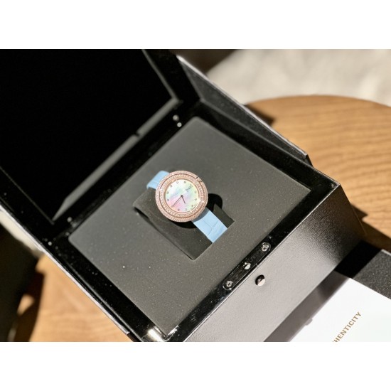 伯爵“时来运转”顶级奢侈品入门款第一眼看到它的时候我一眼就中,首先是外观设计足够百搭,旋转式表圈可自由转动,外层一圈可来回转动 很有寓意、一起“转动,遇见非凡”。百搭中号34尺寸!上手很秀气,彩色鳄鱼皮可轻松拆卸 看上去就高端,机芯采用瑞士进口石英机芯,螺旋式表圈316L精钢打磨抛光 表面光亮如镜、表盘内圈钻石刻度 11颗⭕️圆形美钻、外圈42颗圆形美钻 伯爵“时来运转”顶级奢侈品入门款第一眼看到它的时候我一眼就中,首先是外观设计足够百搭,旋转式表圈可自由转动,外层一圈可来回转动 很有寓意、一起“转动,遇见非凡”。百搭中号34尺寸!上手很秀气,彩色鳄鱼皮可轻松拆卸 看上去就高端,机芯采用瑞士进口石英机芯,螺旋式表圈316L精钢打磨抛光 表面光亮如镜、表盘内圈钻石刻度 11颗⭕️圆形美钻、外圈42颗圆形美钻