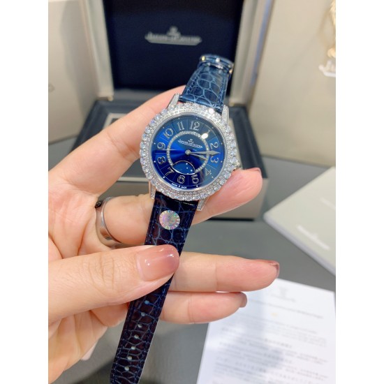 独家实拍,认准品质与细节积家约会系列月相珠宝腕表,体现出了积家的精妙之芯时间之艺,表圈及表盘内珠宝工匠们精心打磨镶嵌的钻石,让时间每一帧每一秒都闪耀迷人。珍珠贝母表盘上奢华镶钻搭配进口石英机芯,拱形蓝宝石镜面,进口小牛皮表带搭配原装折叠扣。 直径34mm厚11mm 独家实拍,认准品质与细节积家约会系列月相珠宝腕表,体现出了积家的精妙之芯时间之艺,表圈及表盘内珠宝工匠们精心打磨镶嵌的钻石,让时间每一帧每一秒都闪耀迷人。珍珠贝母表盘上奢华镶钻搭配进口石英机芯,拱形蓝宝石镜面,进口小牛皮表带搭配原装折叠扣。 直径34mm厚11mm