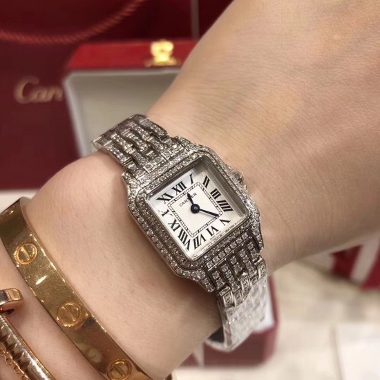 卡地亚 Cartier【独家实拍出关品质豹姿魅影满天星】2018全网新品独家首发PanthredeCartier 流畅的线条柔软服帖于腕间 举手投足中流露与生俱来的优雅风范 圆润利落 设计细腻的方形表壳 全手工镶嵌天然钻石 Panthre de Cartier卡地亚猎豹腕表精彩诠释美学精髓 华丽的一抹金 熠熠钻石点缀其间 尽展摩登女性独具一格的魅力! 卡地亚 Cartier【独家实拍出关品质豹姿魅影满天星】2018全网新品独家首发PanthredeCartier 流畅的线条柔软服帖于腕间 举手投足中流露与生俱来的优雅风范 圆润利落 设计细腻的方形表壳 全手工镶嵌天然钻石 Panthre de Cartier卡地亚猎豹腕表精彩诠释美学精髓 华丽的一抹金 熠熠钻石点缀其间 尽展摩登女性独具一格的魅力!
