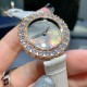 实拍 萧邦新款不断 重点推荐 重磅来袭 LHEUR DU DIAMANT珠宝镶系列,全套精钢镂空打造,光滑精致无暇,采用最新手法三爪镶石工艺,与原装正品一致,尺寸及细节完美至无可挑剔,整表美轮美奂由你任意搭配出行或各种宴会派对,该款专用进口石英机芯,走时稳定性众所周知!表扣饱满不显臃肿,蓝宝石水晶镜面,钻石及整个表扣呈现的弧度与镂空的鸟巢壳身完美绝配,搭配之对应效果令你无可挑剔,表带制作精良,狠下本钱采用进口高光牛皮 一点也不逊于市场的一般鳄鱼皮,尺寸:30mm厚10mm 实拍 萧邦新款不断 重点推荐 重磅来袭 LHEUR DU DIAMANT珠宝镶系列,全套精钢镂空打造,光滑精致无暇,采用最新手法三爪镶石工艺,与原装正品一致,尺寸及细节完美至无可挑剔,整表美轮美奂由你任意搭配出行或各种宴会派对,该款专用进口石英机芯,走时稳定性众所周知!表扣饱满不显臃肿,蓝宝石水晶镜面,钻石及整个表扣呈现的弧度与镂空的鸟巢壳身完美绝配,搭配之对应效果令你无可挑剔,表带制作精良,狠下本钱采用进口高光牛皮 一点也不逊于市场的一般鳄鱼皮,尺寸:30mm厚10mm