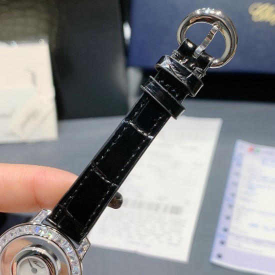★实拍 最新萧邦彩虹钻震撼来袭!萧邦快乐钻一直是女表中的翘楚,对萧邦这个系列的创意一直中毒很深,这款彩虹钻属于萧邦的高级珠宝系列!该腕表尺寸大小恰到好处 佩戴舒适!当时间遇见彩虹 玩转小清新 宝石闪耀着红橙黄绿青蓝紫等斑斓色彩 恰似添上曼妙多姿变化色彩精心挑选玲珑精巧的宝石组合镶嵌在一起 为腕表赋予了奇异光彩!女表彩虹圈 萧邦宝石美 不犹豫 果断入手吧! ★实拍 最新萧邦彩虹钻震撼来袭!萧邦快乐钻一直是女表中的翘楚,对萧邦这个系列的创意一直中毒很深,这款彩虹钻属于萧邦的高级珠宝系列!该腕表尺寸大小恰到好处 佩戴舒适!当时间遇见彩虹 玩转小清新 宝石闪耀着红橙黄绿青蓝紫等斑斓色彩 恰似添上曼妙多姿变化色彩精心挑选玲珑精巧的宝石组合镶嵌在一起 为腕表赋予了奇异光彩!女表彩虹圈 萧邦宝石美 不犹豫 果断入手吧!