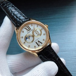 卡地亚 CARTIER R60 首款星辰腕表。此款卡地亚采用A制精钢打造出以直径为42mmx11.5mm，引进最新打磨的进口机芯—型号:8219-23A改装机芯，前所未有的走时精准 与性能稳定统一于一身。不惜成本.得到卡地亚原装的皮带和原装折叠扣。从外观看它不是家族中的显贵，但一定是家族的骄傲、低调而奢华。三杰精致推荐男士机械腕表 SJ为你精心挑选超真实实物图拍摄