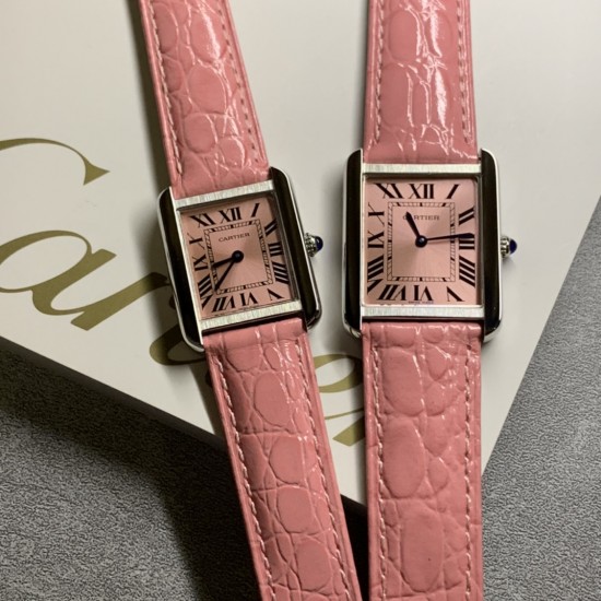 实拍【精品升级版】卡地亚超薄坦克Cartier Tank Solo系列,一款百搭 性价比又高的手表 采用瑞士石英机芯,圆珠形表冠,镶嵌一颗凸圆形合成尖晶石,镀银珠光表盘,罗马数字时标,剑形蓝钢指针,蓝宝石水晶镜面,可搭配进口鳄鱼纹牛皮表带,另有多种颜色荔枝纹原版皮为你打造个性化腕间配饰,直径:小号2431mm,中号2734mm。佩戴舒适柔软服帖,上手显得高贵又典雅,很气质很女人独家货源。「认准细节,欢迎质量对比」 实拍【精品升级版】卡地亚超薄坦克Cartier Tank Solo系列,一款百搭 性价比又高的手表 采用瑞士石英机芯,圆珠形表冠,镶嵌一颗凸圆形合成尖晶石,镀银珠光表盘,罗马数字时标,剑形蓝钢指针,蓝宝石水晶镜面,可搭配进口鳄鱼纹牛皮表带,另有多种颜色荔枝纹原版皮为你打造个性化腕间配饰,直径:小号2431mm,中号2734mm。佩戴舒适柔软服帖,上手显得高贵又典雅,很气质很女人独家货源。「认准细节,欢迎质量对比」