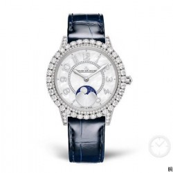 实拍 积家-Jaeger-LeCoultre DAZZLING RENDEZ- VOUS MOON约会系列月相珠宝腕表月之女神，是浪漫与柔美的象征，她掌管着大自然中的潮起潮落和季节更替,是艺术家与诗人们的灵感源泉，在温润莹亮的白色珍珠母贝映衬下,晶莹璀璨的钻石散发出夜空般的静谧之美，表圈镶嵌108颗 钻石,组成两个环绕表壳的同心圆。由36颗以爪镶工艺镶嵌的 钻石组成的外圈,为光芒闪耀的表圈营造出轻盈美妙的质感，尺寸36mm的精钢表壳搭配进口瑞士石英，采用蓝宝石水晶玻璃。