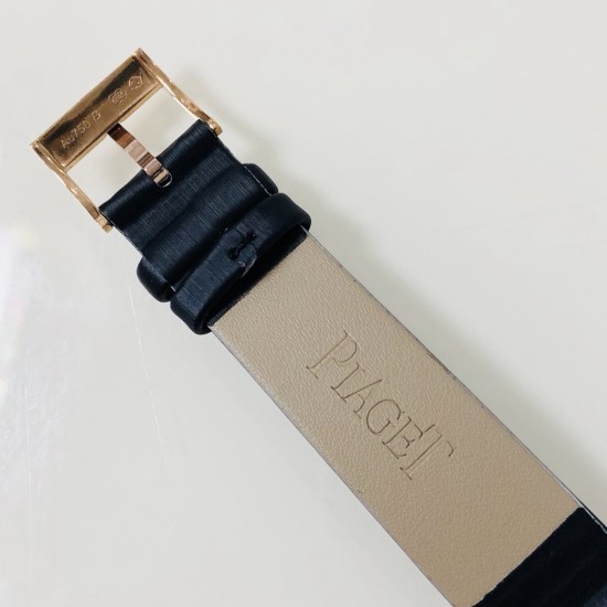 PlAGET-伯爵 Limelight酒桶形系列!尺寸27 x 38毫米。镶饰方形美钻。黑色陶瓷表冠。表扣镶饰13颗圆形美钻。蓝宝石水晶玻璃。这款Limelight酒桶形腕表犹如一套女装晚礼服,其白金表壳的每一面都镶饰着两行排列整齐的圆形美钻,将奢华优雅演绎得淋漓尽致。黑色的陶瓷表冠与黑色丝缎表带彼此呼应,形成了绝妙的搭配。银色的表盘泛着彩虹的光晕,而精巧纤细的黑色罗马数字时标则记录着光阴的流转,一览无遗。请认准独家细节品质。 PlAGET-伯爵 Limelight酒桶形系列!尺寸27 x 38毫米。镶饰方形美钻。黑色陶瓷表冠。表扣镶饰13颗圆形美钻。蓝宝石水晶玻璃。这款Limelight酒桶形腕表犹如一套女装晚礼服,其白金表壳的每一面都镶饰着两行排列整齐的圆形美钻,将奢华优雅演绎得淋漓尽致。黑色的陶瓷表冠与黑色丝缎表带彼此呼应,形成了绝妙的搭配。银色的表盘泛着彩虹的光晕,而精巧纤细的黑色罗马数字时标则记录着光阴的流转,一览无遗。请认准独家细节品质。