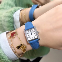 实拍卡地亚-CARTIER2020最新卡地亚法国坦克Cartier Tank Franaise系列，一款百搭性价比又高的手表 搭配全新专柜欧版风格定制的原厂表带，进口瑞士石英机芯。八角形表冠，镶嵌一颗凸圆形合成尖晶石，剑形蓝钢指针，蓝宝石水晶镜面，采用与原装一致的实心内罩，尺寸：25 x 20mm。佩戴舒适柔软服帖，上手显得高贵又典雅，很气质很女人独家货源