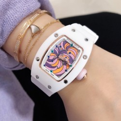 最新理查珐琅棉花糖理查德米勒 RichardMille 珐琅棉花糖 最新爆款 bon bon系列最稀有的作品！克服传统工艺打破模式！钟表最受尊敬的技术之一。不是所有人的嫁妆，棉花糖运动曲线和颜色，它们是诱人的。有了理查德米勒，实现了把棉花糖戴在你的手腕上！白色陶瓷加上黄粉绿搪瓷表盘，RM-07柔和的颜色创造了一个组合...甜蜜！糖果店的一次旅行，一个让人难以置信的艺术品。你会戴上它吗？
