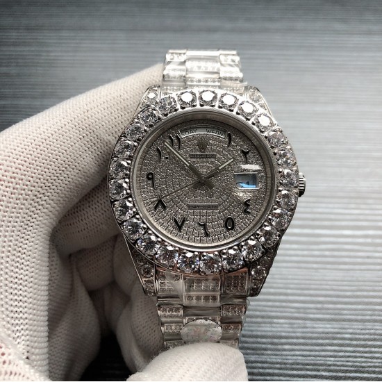 劳力士ROLEX R40 SF Factory 新款Oyster Perpetual Pearlmaster 39(蚝式恒动Pearlmaster 39)腕表,堪为宝石镶嵌腕表系列之瑰宝。 永恒黄金腕表镶嵌最珍稀的钻石,充分展现劳力士在宝石镶嵌方面的非凡技艺。品牌:Rolex劳力士系列:蚝式恒动腕表机芯:全自动机械表带:镶钻精钢表链尺寸:43.5 x 13mm材料:316精钢+蓝宝石玻璃 三杰精致推荐男士机械腕表 SJ为你精心打造超真实实物图拍摄 劳力士ROLEX R40 SF Factory 新款Oyster Perpetual Pearlmaster 39(蚝式恒动Pearlmaster 39)腕表,堪为宝石镶嵌腕表系列之瑰宝。 永恒黄金腕表镶嵌最珍稀的钻石,充分展现劳力士在宝石镶嵌方面的非凡技艺。品牌:Rolex劳力士系列:蚝式恒动腕表机芯:全自动机械表带:镶钻精钢表链尺寸:43.5 x 13mm材料:316精钢+蓝宝石玻璃 三杰精致推荐男士机械腕表 SJ为你精心打造超真实实物图拍摄