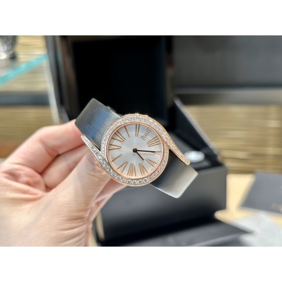 ZF出品 伯爵Limelight Gala腕表超级版,原装开模,修正现市面任何版本的不足!【精彩细节】腕表尺寸32mmX7mm1.ZF运用一流的壳套打磨工艺,诠释伯爵优雅气质。2.底盖的贵金属钢印清晰明朗,苍劲有力。3.底盖结构同步正品,采用双层防磁防震设计。4.采用定制版瑞士石英机芯,续航给力,走时稳健,零返修。5.镶饰60颗明亮式切割施华洛世奇美钻(约0.92克拉)。表扣镶饰单颗明亮式切割施华洛世奇美钻(约0.01克拉)动人线条衬托优雅气质 ZF出品 必属精品! ZF出品 伯爵Limelight Gala腕表超级版,原装开模,修正现市面任何版本的不足!【精彩细节】腕表尺寸32mmX7mm1.ZF运用一流的壳套打磨工艺,诠释伯爵优雅气质。2.底盖的贵金属钢印清晰明朗,苍劲有力。3.底盖结构同步正品,采用双层防磁防震设计。4.采用定制版瑞士石英机芯,续航给力,走时稳健,零返修。5.镶饰60颗明亮式切割施华洛世奇美钻(约0.92克拉)。表扣镶饰单颗明亮式切割施华洛世奇美钻(约0.01克拉)动人线条衬托优雅气质 ZF出品 必属精品!