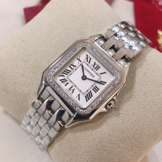 实拍 GF最强女表系列——卡地亚猎豹Panthre de Cartier。华丽而不羁,是Panthre de Cartier猎豹所传达的美学风格。它线条流畅,魅惑动人,柔软服帖于腕间,宛若在肌肤上翩翩起舞。独特的造型彰显成熟优雅、自信动人的女性形象。GF工厂以精湛技艺,原装开模,打造出与正品无异的精美流线表耳,与表壳一体成型。搭载瑞士朗达石英机芯,316L精钢壳套,尺寸:27 x 37毫米,厚度:6毫米,镀银表盘,剑形蓝钢指针,100%三度防水。搭配专柜旅行包装物料。 实拍 GF最强女表系列——卡地亚猎豹Panthre de Cartier。华丽而不羁,是Panthre de Cartier猎豹所传达的美学风格。它线条流畅,魅惑动人,柔软服帖于腕间,宛若在肌肤上翩翩起舞。独特的造型彰显成熟优雅、自信动人的女性形象。GF工厂以精湛技艺,原装开模,打造出与正品无异的精美流线表耳,与表壳一体成型。搭载瑞士朗达石英机芯,316L精钢壳套,尺寸:27 x 37毫米,厚度:6毫米,镀银表盘,剑形蓝钢指针,100%三度防水。搭配专柜旅行包装物料。