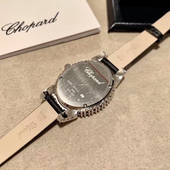 实拍 萧邦 LHEURE DU DIAMANT MEDIUM OVAL 此款LHeure du Diamant 椭圆形切割贝壳雕纹镶钻表盘 环以点缀钻石的表圈 优雅气韵 时尚风格和萧邦精湛的手工艺尽显无遗 光华耀眼 实拍 萧邦 LHEURE DU DIAMANT MEDIUM OVAL 此款LHeure du Diamant 椭圆形切割贝壳雕纹镶钻表盘 环以点缀钻石的表圈 优雅气韵 时尚风格和萧邦精湛的手工艺尽显无遗 光华耀眼