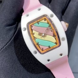 实拍 理查德米勒 RichardMille 糖果棉花糖 最新爆款 bon bon系列最稀有的作品！克服传统工艺打破模式！钟表最受尊敬的技术之一。不是所有人的嫁妆，棉花糖运动曲线和颜色，它们是诱人的。有了理查德米勒，实现了把棉花糖戴在你的手腕上！白色陶瓷加上黄粉绿搪瓷表盘，RM-07柔和的颜色创造了一个组合...甜蜜！糖果店的一次旅行，一个让人难以置信的艺术品。你会戴上它吗？