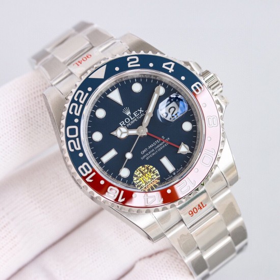 ROLEX 劳力士 GMT格林尼治 采用专柜机芯3285一体机芯蓝游丝和原版同样通过调试时针快跳调整日历的功能瞬跳，和原版一样的GMT双时区表针在底部时针上面的第二层，由下到上的顺序为：时针-双时区针-分钟-秒钟。[666][666]本次可乐/国米圈可以说是95%以上的相似度/在各个角度均有这个95%水准。后续有详细颜色对比。本次圈口为独立开发，区别于市面上的任何版本。[强]表盘/指针/玻璃/表壳就不再一一赘述，原装一比一开模制作，保持大厂工艺水准。