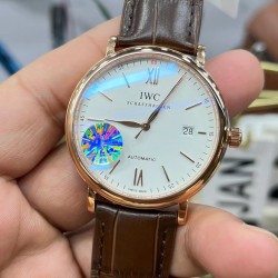 IWC 万国 波涛菲诺 系列！316L精钢表壳顶级打磨，表耳R弧度同步原装够大，线条更优美，表壳与底盖衔接完美，定制日历字体及粗细 绅士商务休闲首选！