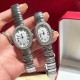 Baignoire de Cartier Small size: W:25mm L:32mmMini size: W:20mm L:25mmBaignoire de Cartier 卡地亚Baignoire1920#浴缸1920系列,进口瑞士石英机芯。316L精钢表壳表链。整体5A莫桑石镶嵌,淬火钢蓝指针,拱形水晶镜面。表壳尺寸:小号尺寸 宽度25mm长度32mmmini尺寸 宽度20mm长度25mm Baignoire de Cartier Small size: W:25mm L:32mmMini size: W:20mm L:25mmBaignoire de Cartier 卡地亚Baignoire1920#浴缸1920系列,进口瑞士石英机芯。316L精钢表壳表链。整体5A莫桑石镶嵌,淬火钢蓝指针,拱形水晶镜面。表壳尺寸:小号尺寸 宽度25mm长度32mmmini尺寸 宽度20mm长度25mm