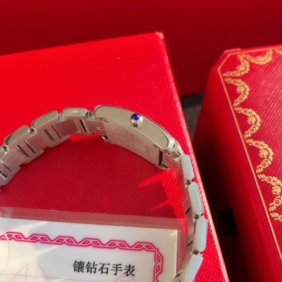 现货!卡家坦克真钻小表,表径25mm*20mm,原装瑞士石英机芯 ,表盘镶嵌11颗VS1.2天然真钻!经过中国GTC检测机构权威认证!给我们的钻表提供坚实有力的保障!卡地亚坦克Tank 系列腕表最早诞生于1917年,其设计理念源自于法国威龙坦克的平行切面,坦克履带形状演化而成的条钢设计,再搭配罗马数字时标,复古而不失内敛。目前出的版本已经是市场最顶配!一些专业玩表的玩家从细节就可以看到!正品完全拆解开模!并用原厂机芯真钻904钢材质!高端奢华。 现货!卡家坦克真钻小表,表径25mm*20mm,原装瑞士石英机芯 ,表盘镶嵌11颗VS1.2天然真钻!经过中国GTC检测机构权威认证!给我们的钻表提供坚实有力的保障!卡地亚坦克Tank 系列腕表最早诞生于1917年,其设计理念源自于法国威龙坦克的平行切面,坦克履带形状演化而成的条钢设计,再搭配罗马数字时标,复古而不失内敛。目前出的版本已经是市场最顶配!一些专业玩表的玩家从细节就可以看到!正品完全拆解开模!并用原厂机芯真钻904钢材质!高端奢华。