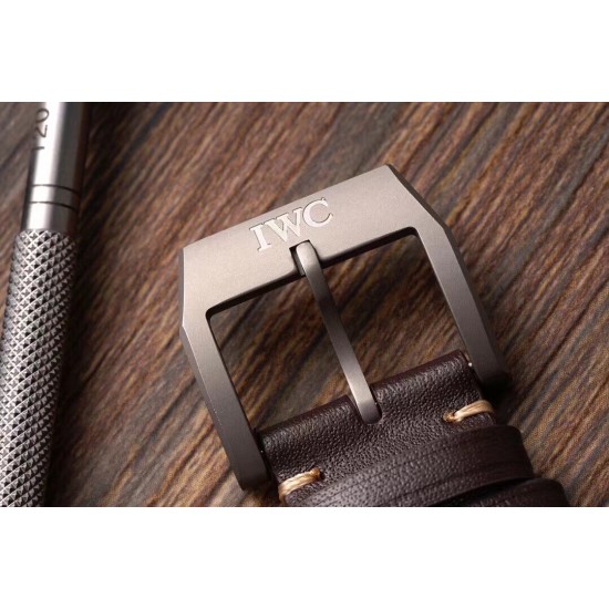 IWC 万国 钛灰 马克系列，日本全自动机械腕表，现震撼来袭，越带越有质感，尺寸39mm！棕色意大利小牛皮表带！