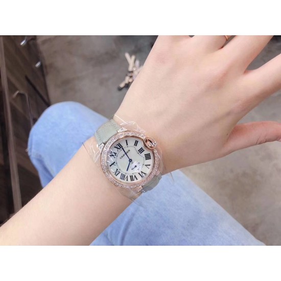 卡地亚 CARTIER 蓝气球奢华系列,316L精钢材质,简约又别具品味,摒弃了现代盛行的繁复华丽的修饰,以简约重新诠释唯美,打造独家高品质,采用高级珍珠贝母制作出表盘,优雅精致高贵气质尽显无漏。尺寸36mm*12mm。 卡地亚 CARTIER 蓝气球奢华系列,316L精钢材质,简约又别具品味,摒弃了现代盛行的繁复华丽的修饰,以简约重新诠释唯美,打造独家高品质,采用高级珍珠贝母制作出表盘,优雅精致高贵气质尽显无漏。尺寸36mm*12mm。