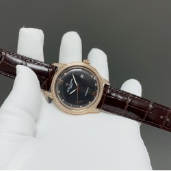 百达翡丽-PATEK PHILIPPE-火热新款式，新款锅盖，耗时长达8个月！超薄男士自动机械腕表，采用进口原装9015机芯，每小时振频28800次，零返修质量，直径40mm原装尺寸，超薄工艺8mm，锅盖玻璃材质！超强防水50米！专柜同款，一比一复刻！带上他锋芒尽显，气派不凡！耀眼光辉，永恒尊贵。⚠️请认准专业独家品质！欢迎转载