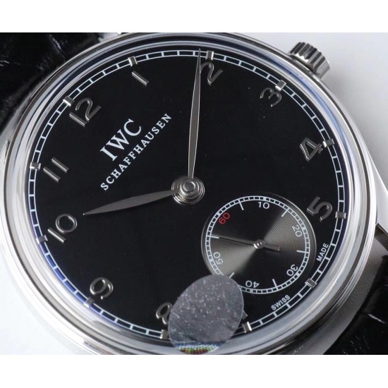 IWC 万国(葡萄牙系列)V3版 IW545408型腕表,简称“琼斯之剑”。正品开模,干练整洁,专为男士打造的腕表。锅盖蓝宝石玻璃,手动上弦的滴答声,背透镶嵌的红宝石,来回摆动的游丝走线,纯粹的机械之美,都让每个狂热的机械爱好者深深着迷!表盘尺寸:44毫米X10机芯类型:手动机㭜系列型号:98295动力储存:46小时表镜材质:兰宝石玻璃表带材质:意大利小牛皮表扣类型:针扣后盖表底:透底功能风格:6位小秒针,纯粹机械之美! IWC 万国(葡萄牙系列)V3版 IW545408型腕表,简称“琼斯之剑”。正品开模,干练整洁,专为男士打造的腕表。锅盖蓝宝石玻璃,手动上弦的滴答声,背透镶嵌的红宝石,来回摆动的游丝走线,纯粹的机械之美,都让每个狂热的机械爱好者深深着迷!表盘尺寸:44毫米X10机芯类型:手动机㭜系列型号:98295动力储存:46小时表镜材质:兰宝石玻璃表带材质:意大利小牛皮表扣类型:针扣后盖表底:透底功能风格:6位小秒针,纯粹机械之美!