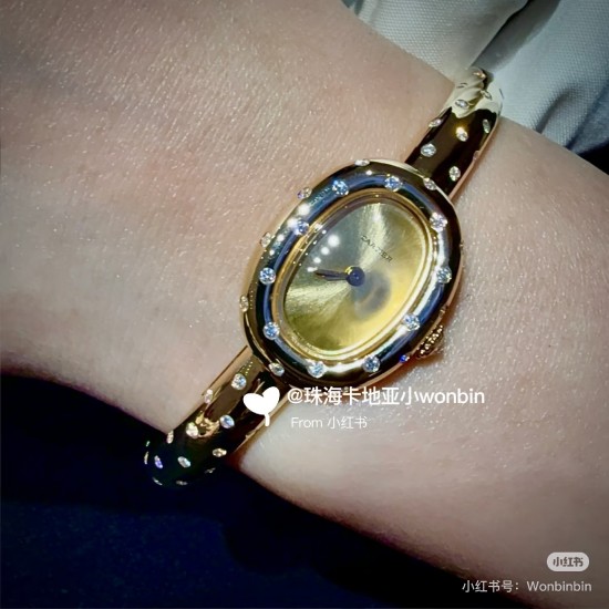 包金莫桑钻 配证书盒子卡地亚2025最炸腕间单品浴缸腕表 /通体玫瑰金/黄金如流动的鎏金月光 莫桑碎钻沿表圈星河般散落,阳光下折射出银河般的碎钻火彩,一体式的手镯如第二层肌肤般贴合,举手投足间尽是巴黎左岸的慵懒奢华,轻松拿捏人间富贵花❀手围尺寸16mm和17mm接受预定 包金莫桑钻 配证书盒子卡地亚2025最炸腕间单品浴缸腕表 /通体玫瑰金/黄金如流动的鎏金月光 莫桑碎钻沿表圈星河般散落,阳光下折射出银河般的碎钻火彩,一体式的手镯如第二层肌肤般贴合,举手投足间尽是巴黎左岸的慵懒奢华,轻松拿捏人间富贵花❀手围尺寸16mm和17mm接受预定
