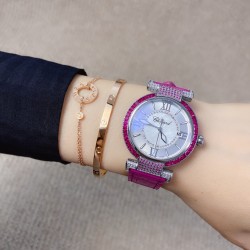 ★实拍 萧邦 CHOPARD IMPERIALE 系列腕表。独特风格带您走进一个新阶段并且成功塑造了崇尚自我表达和与众不同的生活化概念，316精钢材质，此表款全手工镶嵌施华洛世奇水晶钻，成为了美式奢侈生活风格的代表！进口石英机芯以及精细做工，佩戴贴手舒适，设计风格简约明朗。充满奢华璀璨的气息，光彩夺人、让你瞬间提升华丽的气质 ！
