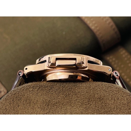 【PFF Factory2021牛年力作】V2升级版 【市场最高品质版本】百达.翡丽Patekphilippe运动系列(鹦鹉螺)5724(霸道总裁)升级版!1⃣️所有功能同正品(10字位动能显示,7字位日历和月相 4字位小秒针),和原装一样的带水平压纹图案,带荧光刻度 !2⃣️直径40毫米,904L精钢镀金,蓝宝石玻璃镜面。3⃣️5722和5724款的外钻为施华洛世奇钻,通透闪亮,气质非凡。在目前技术范畴内尽可能接近原装,此款腕表可以让您驾驭所有场合!PFF匠心之作 欢迎您的品鉴 【PFF Factory2021牛年力作】V2升级版 【市场最高品质版本】百达.翡丽Patekphilippe运动系列(鹦鹉螺)5724(霸道总裁)升级版!1⃣️所有功能同正品(10字位动能显示,7字位日历和月相 4字位小秒针),和原装一样的带水平压纹图案,带荧光刻度 !2⃣️直径40毫米,904L精钢镀金,蓝宝石玻璃镜面。3⃣️5722和5724款的外钻为施华洛世奇钻,通透闪亮,气质非凡。在目前技术范畴内尽可能接近原装,此款腕表可以让您驾驭所有场合!PFF匠心之作 欢迎您的品鉴