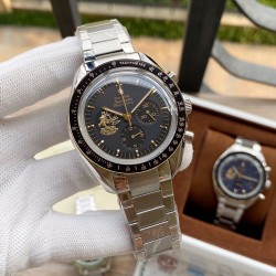 OMEGA 欧米茄 登月腕表——「Speedmaster Apollo 11 50th Anniversary」超霸计时码表，直径42mm，镶嵌黑色陶瓷刻度圈，衬托出醒目的金色刻度。