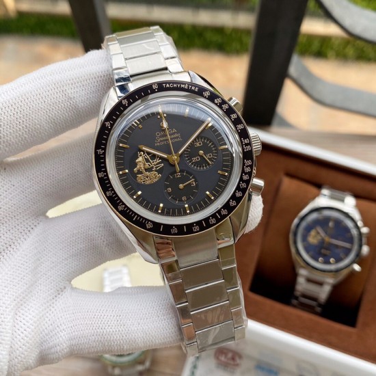 OMEGA 欧米茄 登月腕表——「Speedmaster Apollo 11 50th Anniversary」超霸计时码表，直径42mm，镶嵌黑色陶瓷刻度圈，衬托出醒目的金色刻度。